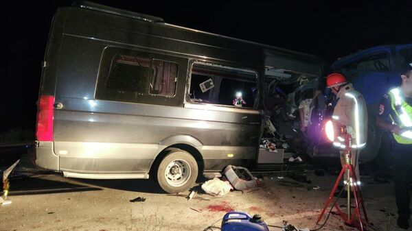 ДТП в результате столкновения грузовика и микроавтобуса на трассе Ереван - Гюмри, в районе села Ланджик (14 августа 2023). Ширак - Sputnik Армения