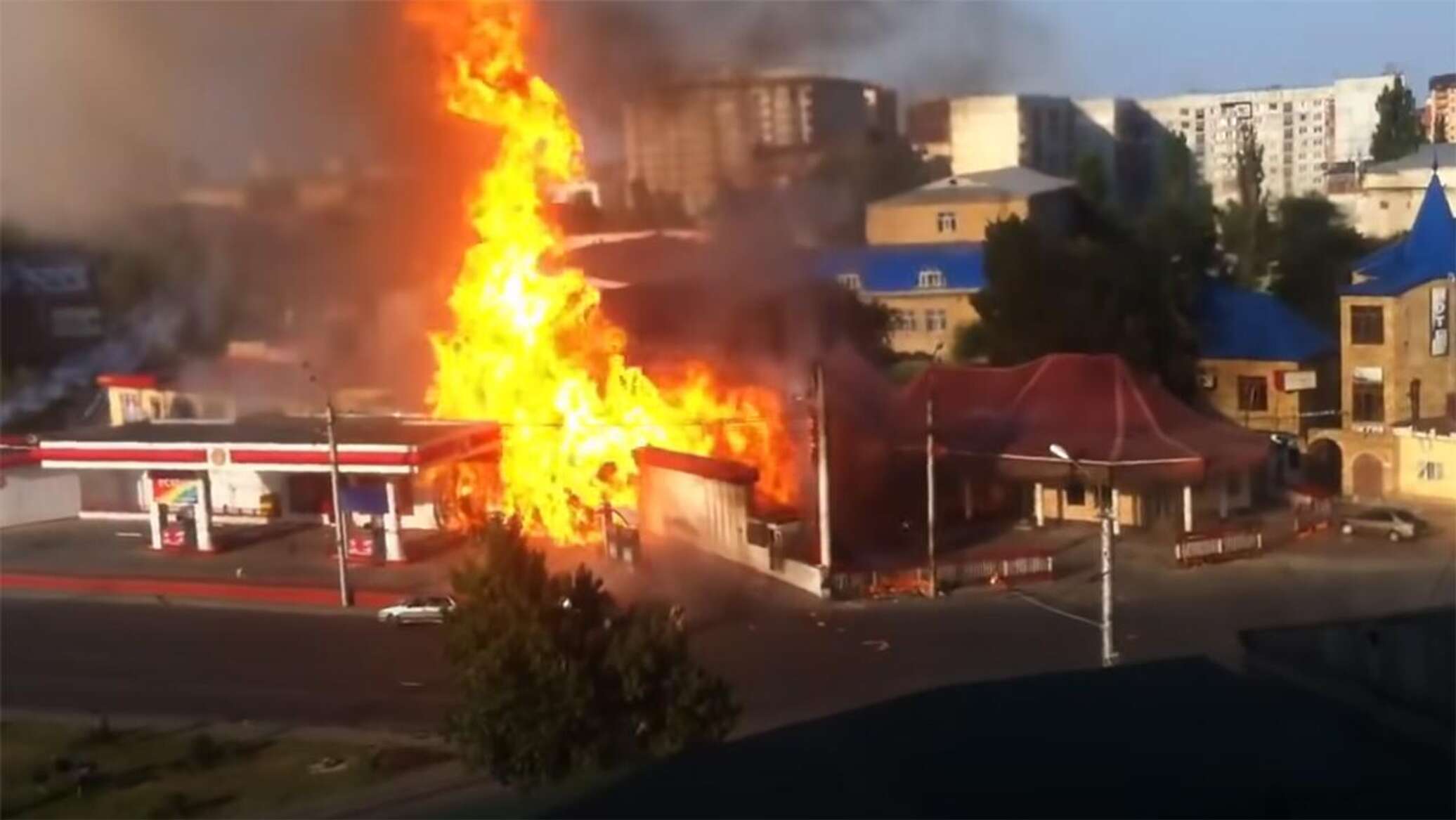 Две цистерны из восьми взорвались на автосервисе в Махачкале, есть  погибшие. Видео - 15.08.2023, Sputnik Армения