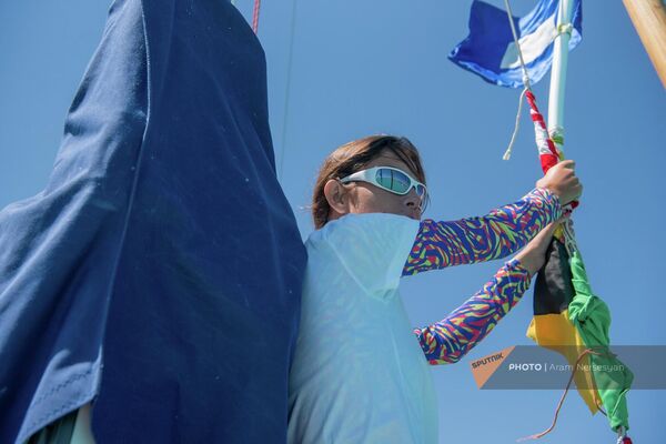 Участница Международного юбилейного турнира по парусному спорту имени адмирала Исакова на озере Севан  - Sputnik Армения