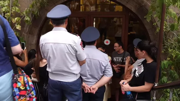 Акция протеста у офиса Международного Красного Креста (18 августа 2023). Еревaн - Sputnik Армения