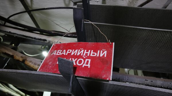 Табличка аварийный выход и указатель в коллекторном комплексе, расположенном под парком Зарядье в Москве. - Sputnik Армения