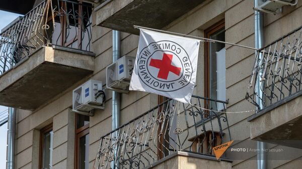 Флаги Международного Красного Креста на фасаде офиса в Ереване - Sputnik Армения