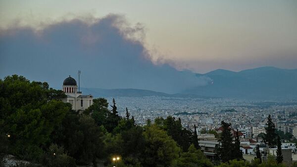 Вид на пожар на северо-западе Афин с холма Филопаппу в центре Афин (22 августа 2023). Греция - Sputnik Армения