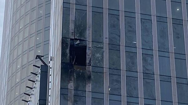 Повреждения на одной из башен Москва-Сити, куда ранее попал украинский БПЛА - Sputnik Արմենիա