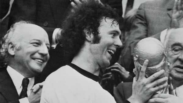 Капитан команды Франц Беккенбауэр держит трофей после победы своей команды в финале чемпионата мира по футболу Западная Германия — Голландия на Олимпийском стадионе (7 июля 1974). Мюнхен - Sputnik Армения