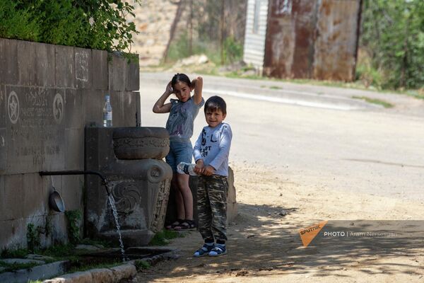 Լորեցի երեխաները Սուրբ Գևորգ եկեղեցու մոտ - Sputnik Արմենիա