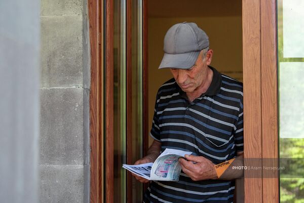 Житель села Лор с книжкой Амо Сагяна - Sputnik Армения