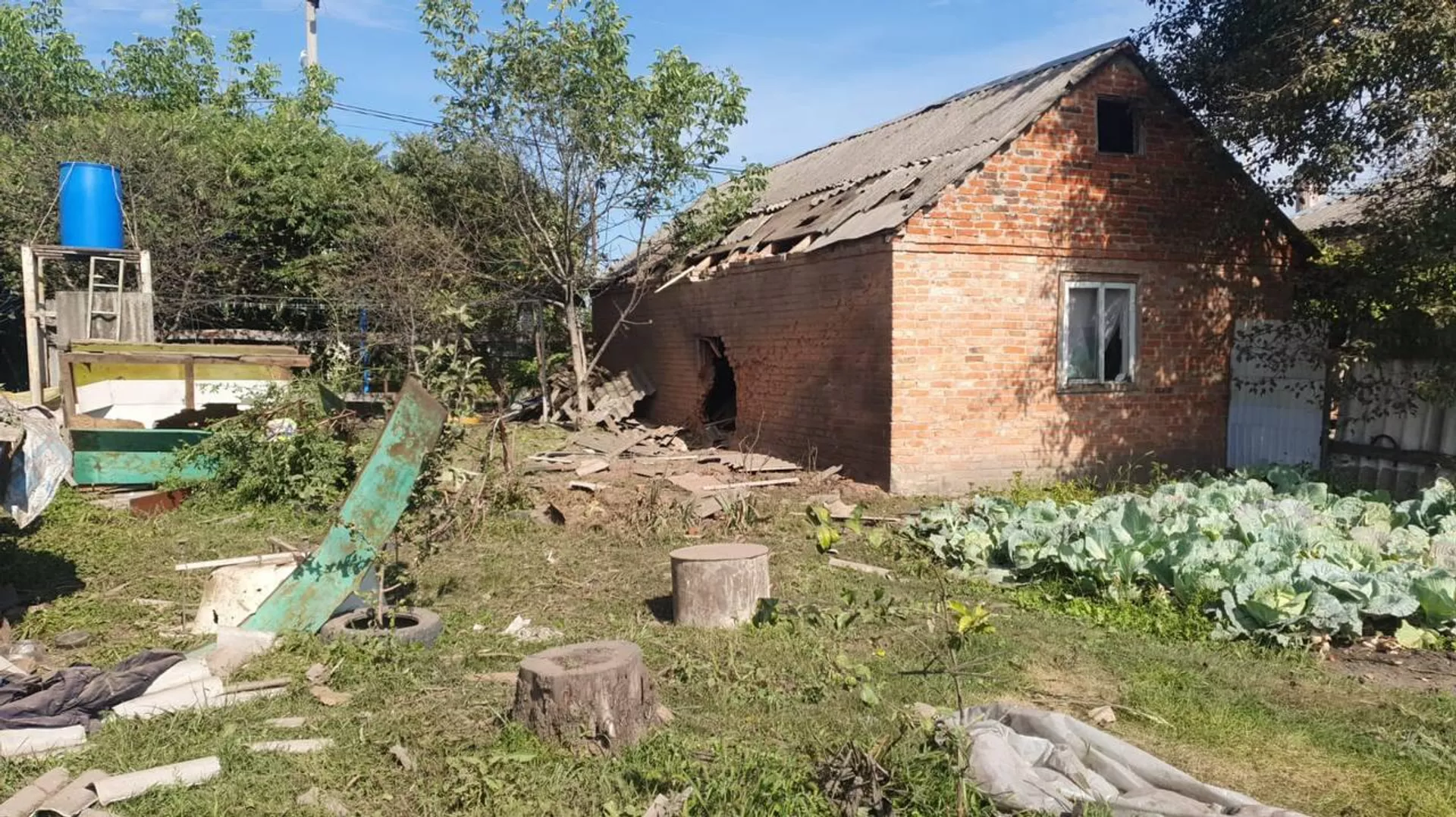 Последствия обстрела ВСУ снарядами Град поселка Уразово Валуйского городского округа Последствия обстрела ВСУ снарядами Град поселка Уразово Валуйского городского округа - Sputnik Армения, 1920, 26.08.2023
