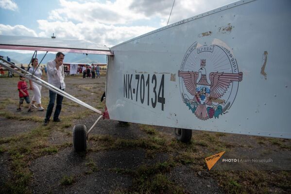 Հյուրերը զննում են փոքր ինքնաթիռները - Sputnik Արմենիա