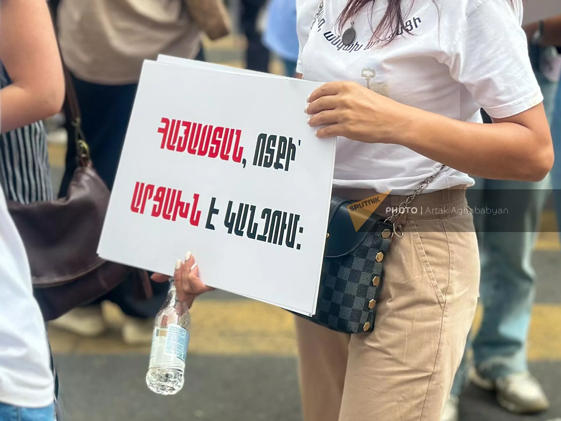 Акция находящихся в Армении карабахских жителей у посольства РФ с требованием вернуть удерживаемых Азербайджаном соотечественников (29 августа 2023). Еревaн Акция находящихся в Армении карабахских жителей у посольства РФ с требованием вернуть удерживаемых Азербайджаном соотечественников (29 августа 2023). Еревaн - Sputnik Армения, 1920, 29.08.2023