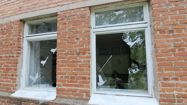 Окна жилого дома, получившие повреждения в результате обстрела со стороны ВСУ (11 мая 2023). Горловка - Sputnik Армения