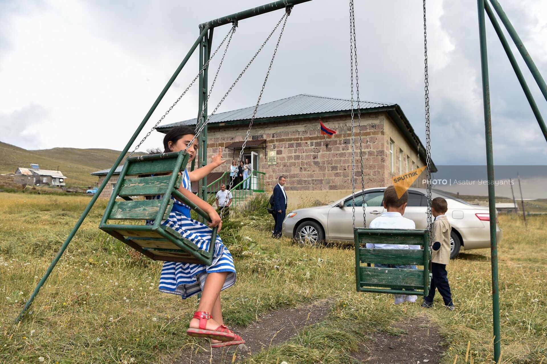 Дети у здания средней школы села Зоракерт Ширакской области - Sputnik Армения, 1920, 01.09.2023