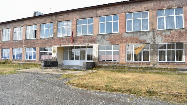 Здание средней школы села Сизавет Ширакской области - Sputnik Армения