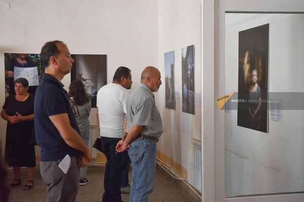 Фотовыставка, посвященная Международному дню пропавших без вести, на которой представлены семьи пропавших без вести (30 августа 2023). Еревaн - Sputnik Армения