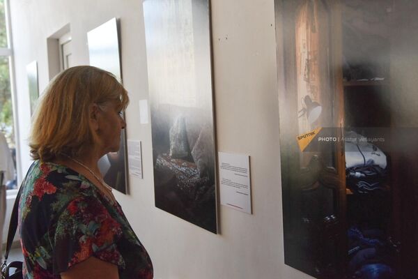 Фотовыставка, посвященная Международному дню пропавших без вести, на которой представлены семьи пропавших без вести (30 августа 2023). Еревaн - Sputnik Армения