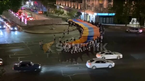 Арцахцы идут шествием по улицам Еревана в сторону Площади Республики - Sputnik Արմենիա