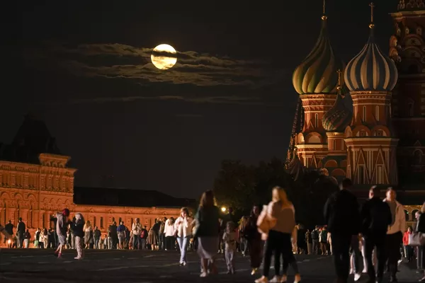 Августовская Суперлуна видна за собором Василия Блаженного - Sputnik Армения