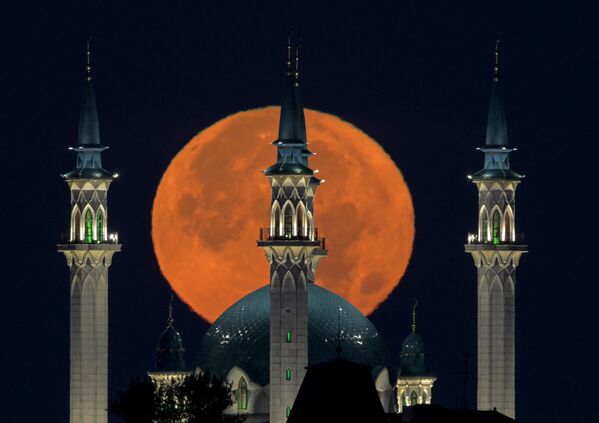 Вид на полную луну и мечеть Кул-Шариф в Казани - Sputnik Армения