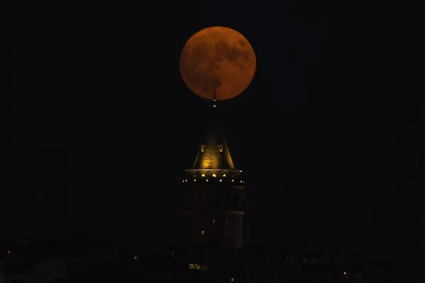 Полная луна восходит за башней Галата в Стамбуле - Sputnik Армения