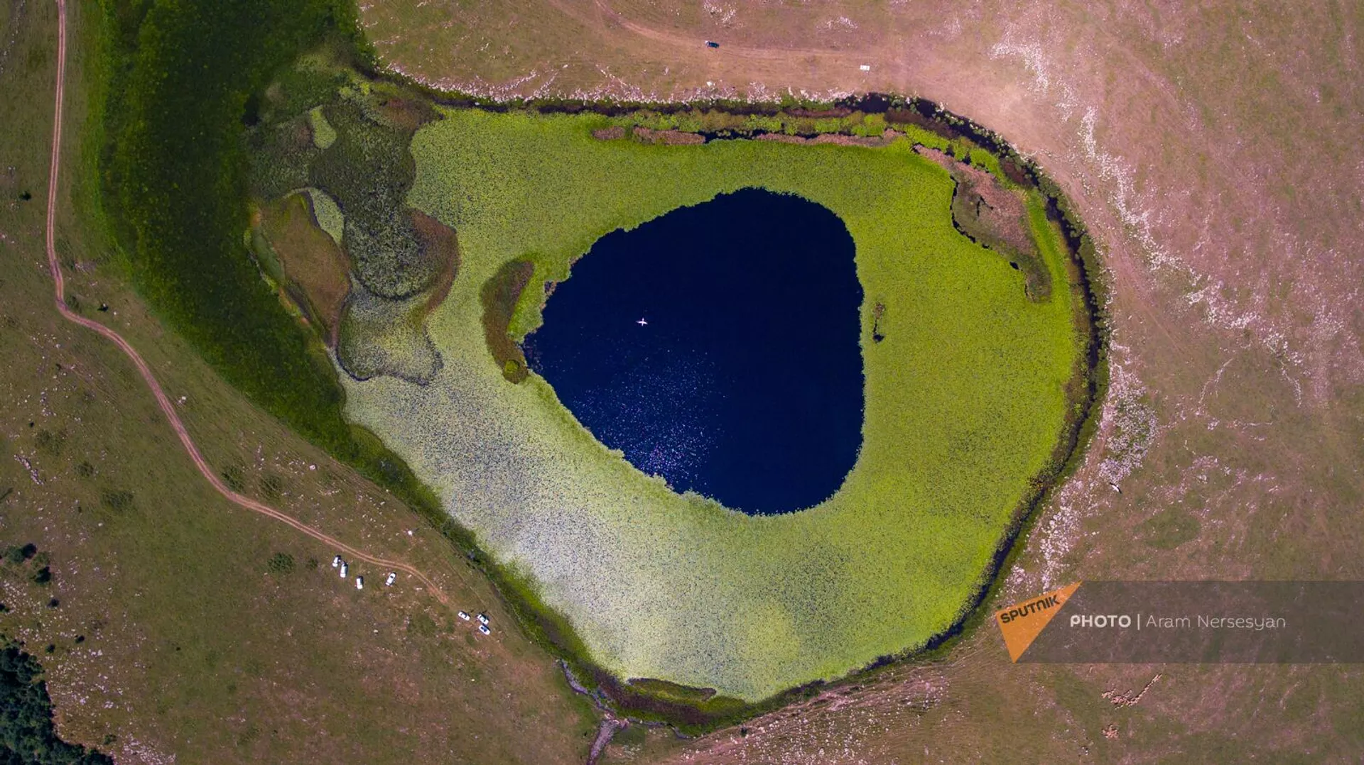 Озеро с водяными лилиями у села Урасар Лорийской области Озеро с водяными лилиями у села Урасар Лорийской области - Sputnik Армения, 1920, 08.09.2023