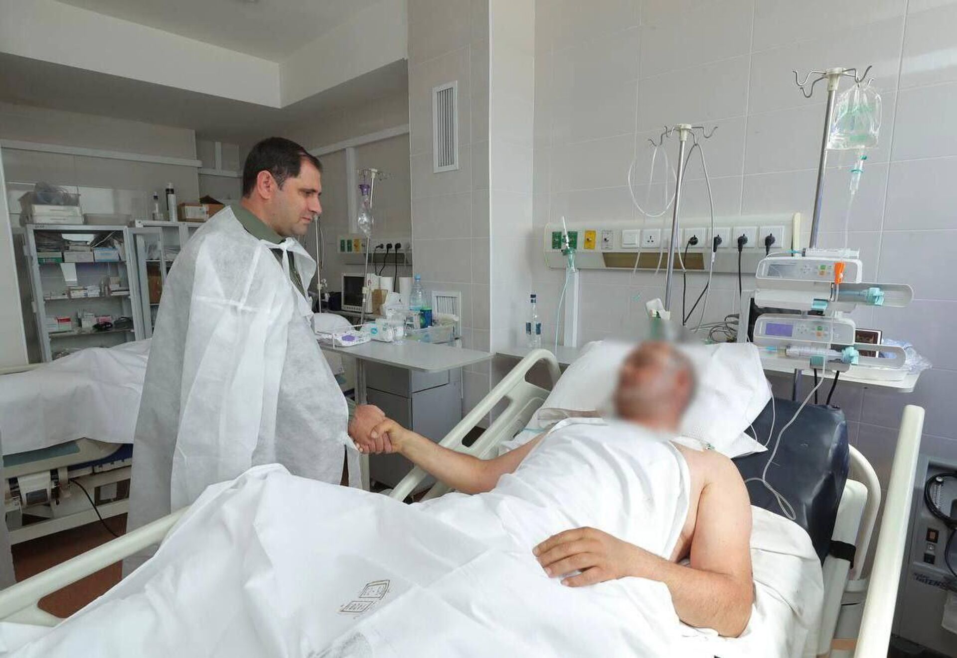 Министр обороны Сурен Папикян посетил Центральный военный клинический госпиталь МО и посетил двоих военнослужащих, получивших ранения в результате азербайджанской провокации 1 сентября (2 сентября 2023). Еревaн - Sputnik Армения, 1920, 02.09.2023