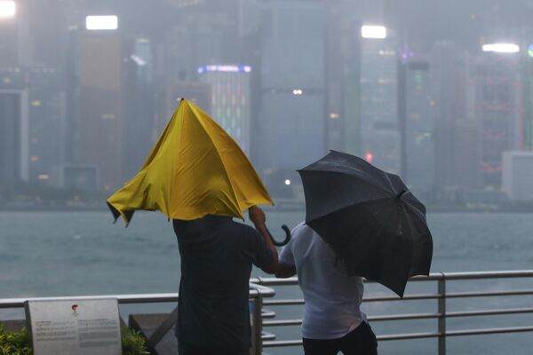 Մարդիկ պայքարում են ուժեղ քամու և անձրևի դեմ՝ «Սաոլա» սուպերթայֆունի ժամանակ. Հոնկոնգ - Sputnik Արմենիա