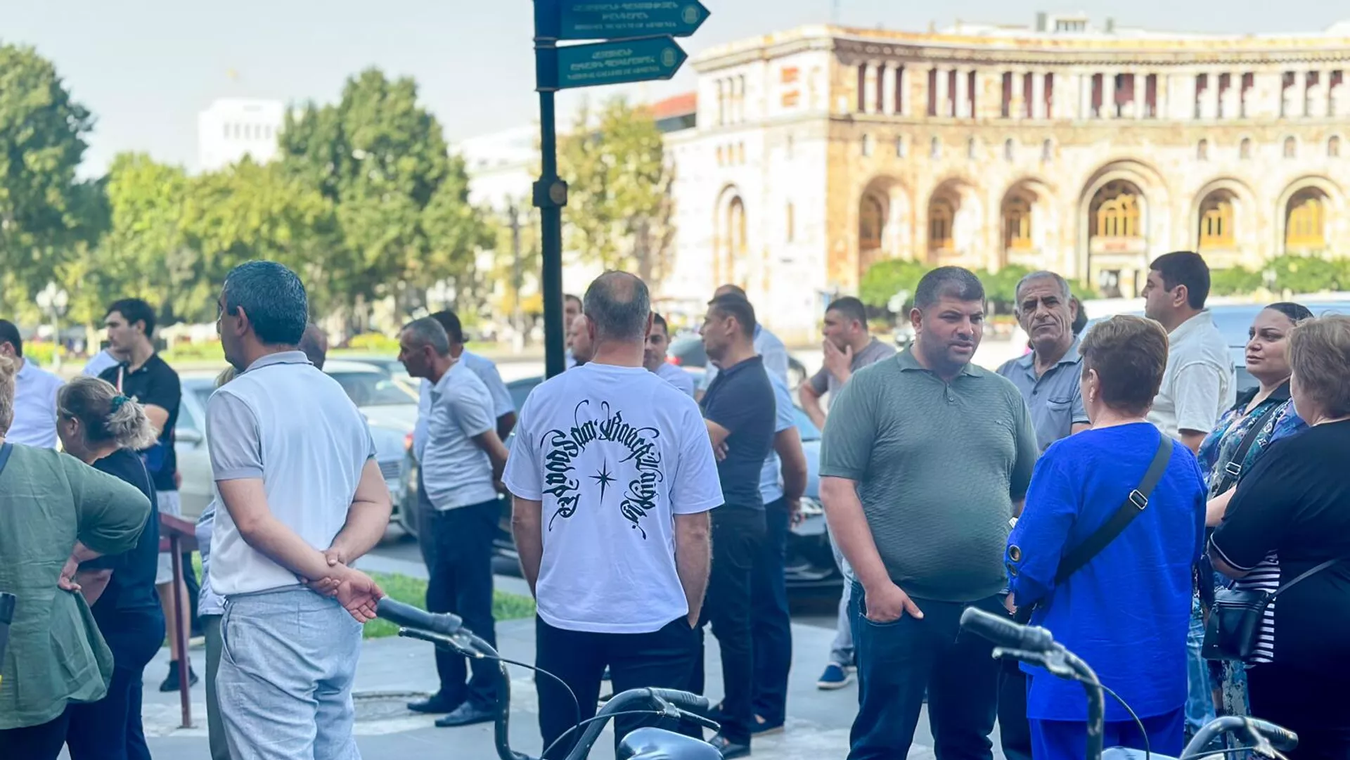 Инициатива Stop Wildberries Armenia организовала акцию протеста у здания правительства на площади Республики (7 сентября 2023). Еревaн Инициатива Stop Wildberries Armenia организовала акцию протеста у здания правительства на площади Республики (7 сентября 2023). Еревaн - Sputnik Армения, 1920, 07.09.2023
