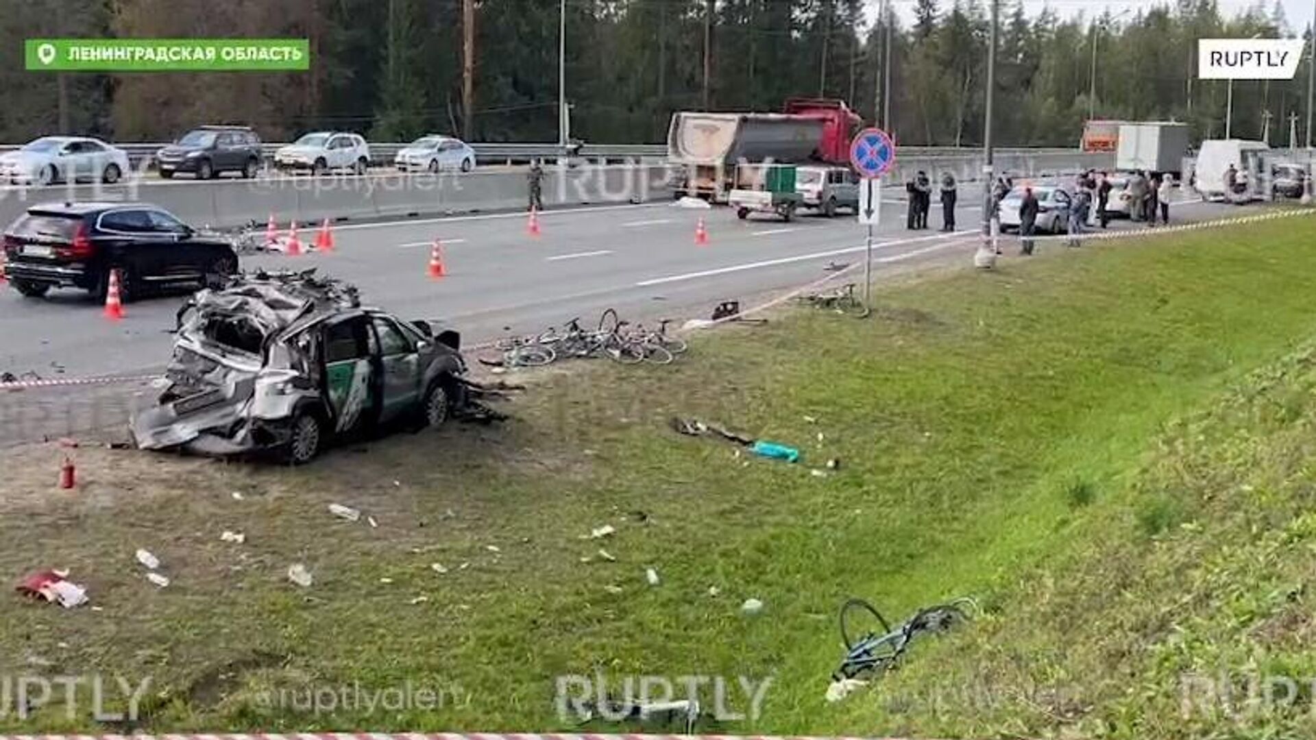 Грузовик сбил девочек-велосипедисток в Ленобласти РФ: кадры с места  страшного ДТП - 07.09.2023, Sputnik Армения