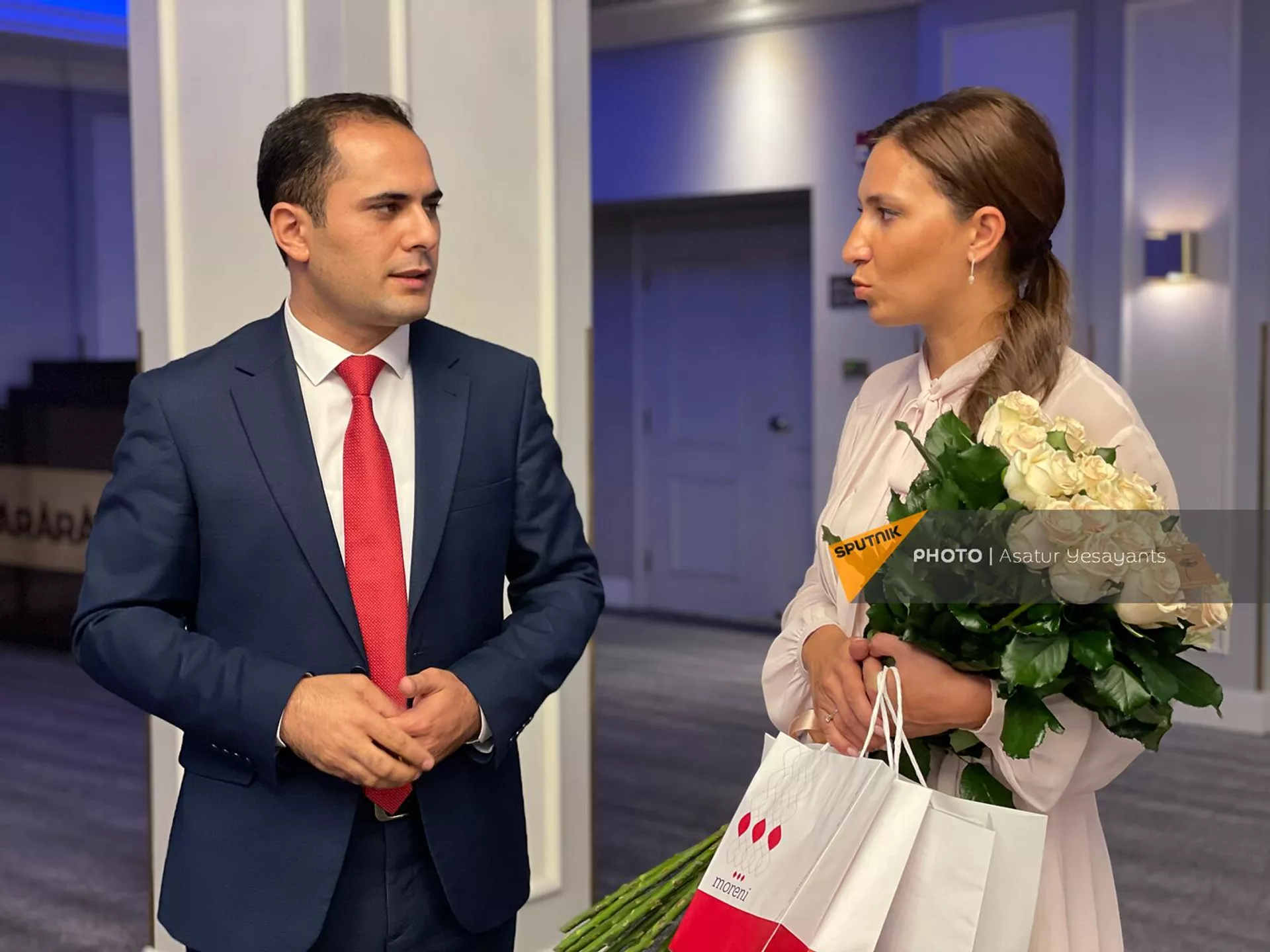 Замминистра цифрового развития РФ Белла Черкесова и директор Центра общественных связей и информации Гор Царукян на российско-армяном медиафоруме (8 сентября 2023). Еревaн - Sputnik Армения, 1920, 08.09.2023
