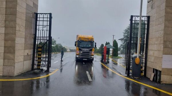 Россия направила грузовик с гумпомощью в Карабах по дороге Агдам-Ханкенди - Sputnik Армения