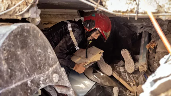 Спасатели ищут выживших под обломками рухнувшего дома в Мулай Брахиме, провинция Аль-Хауз (9 сентября 2023). Марокко - Sputnik Армения