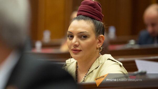 Депутат от фракции Гражданский Договор Рипсиме Унанян во время очередного заседания Национального собрания Армении (11 сентября 2023). Еревaн Депутат от фракции Гражданский Договор Рипсиме Унанян во время очередного заседания Национального собрания Армении (11 сентября 2023). Еревaн - Sputnik Армения