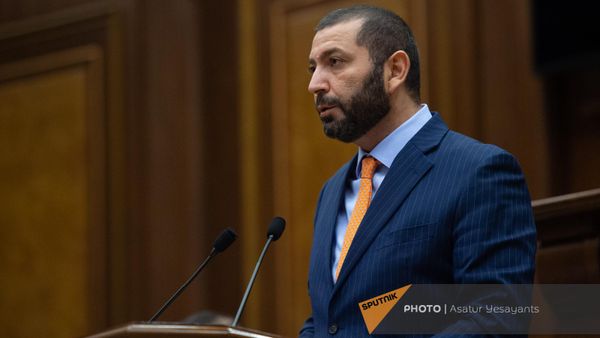 Депутат от фракции Гражданский Договор Рустам Бакоян во время очередного заседания Национального собрания Армении (11 сентября 2023). Еревaн - Sputnik Армения