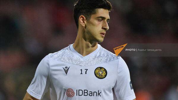 Нападающий сборной Армении Грант-Леон Ранос во время разминки перед матчем Армения – Хорватия в рамках квалификационного турнира ЧЕ-2024 группы D (11 сентября 2023). Еревaн - Sputnik Армения