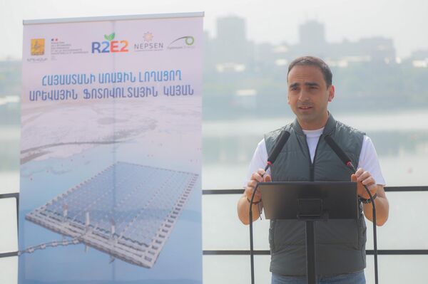 Тигран Авинян на церемонии открытия первой плавучей солнечной фотовольтаической станции на Ереванском озере (13 сентября 2023). Еревaн - Sputnik Армения