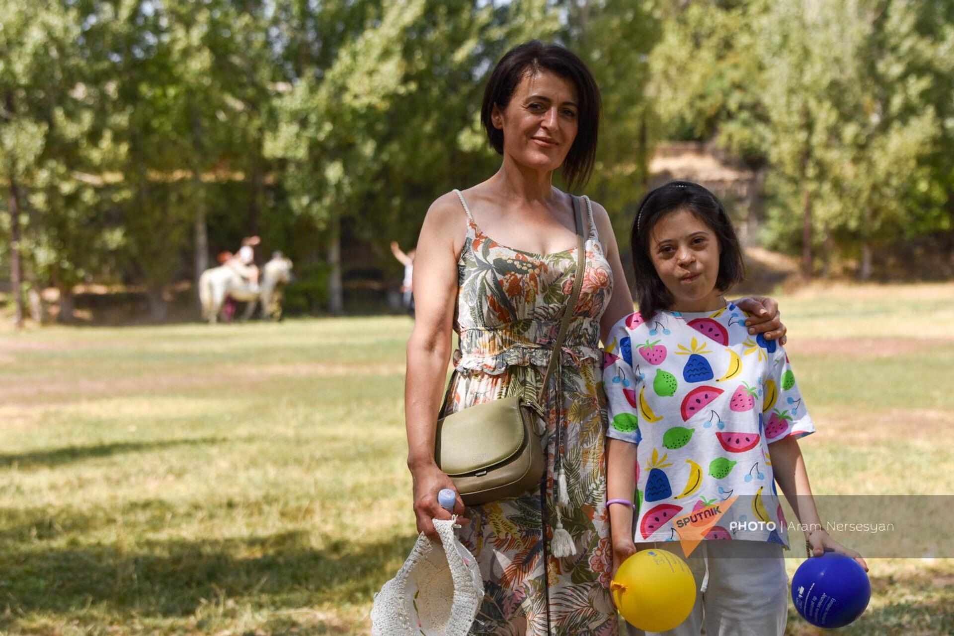 Воспитанница Центра развития детей с инвалидностью Воскепорик Наре с мамой Анжелой - Sputnik Армения, 1920, 09.10.2023