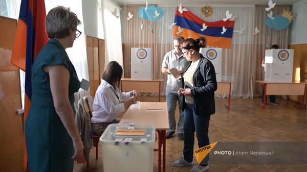 Первый избиратель в Совет Старейшин (17 сентября 2023). Еревaн - Sputnik Армения