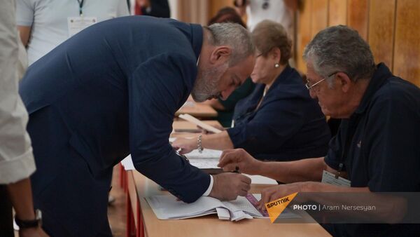 Премьер-министр Никол Пашинян на избирательном участке 8/16 на выборах в Совет Старейшин (17 сентября 2023). Еревaн - Sputnik Армения