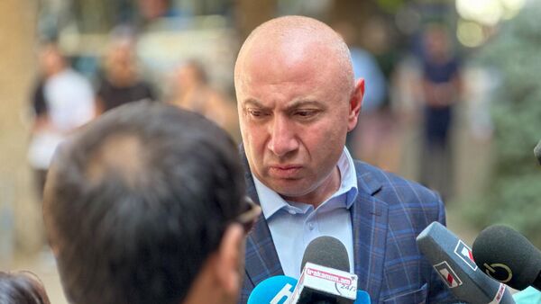 Кандидат в мэры Андраник Теванян общается с прессой на избирательном участке в музыкальной школе им. Чайковского на выборах в Совет Старейшин (17 сентября 2023). Еревaн - Sputnik Армения