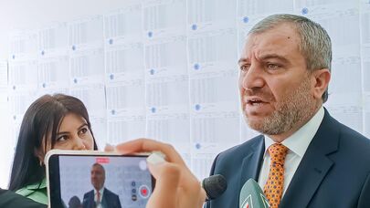 Адвокат Норайр Норикян общается с прессой на избирательном участке на выборах в Совет Старейшин (17 сентября 2023). Еревaн