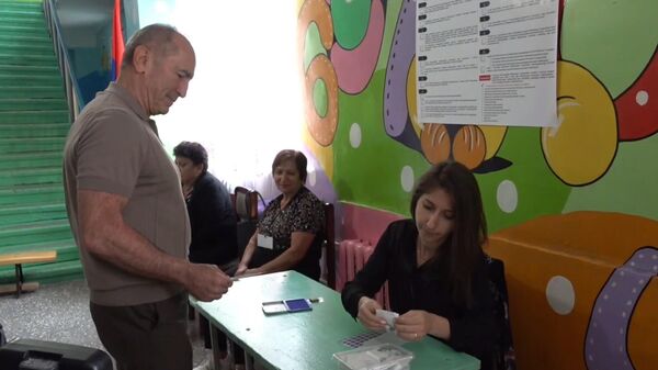 Роберт Кочарян во время голосования на выборах в Совет Старейшин (17 сентября 2023). Еревaн Роберт Кочарян во время голосования на выборах в Совет Старейшин (17 сентября 2023). Еревaн - Sputnik Армения