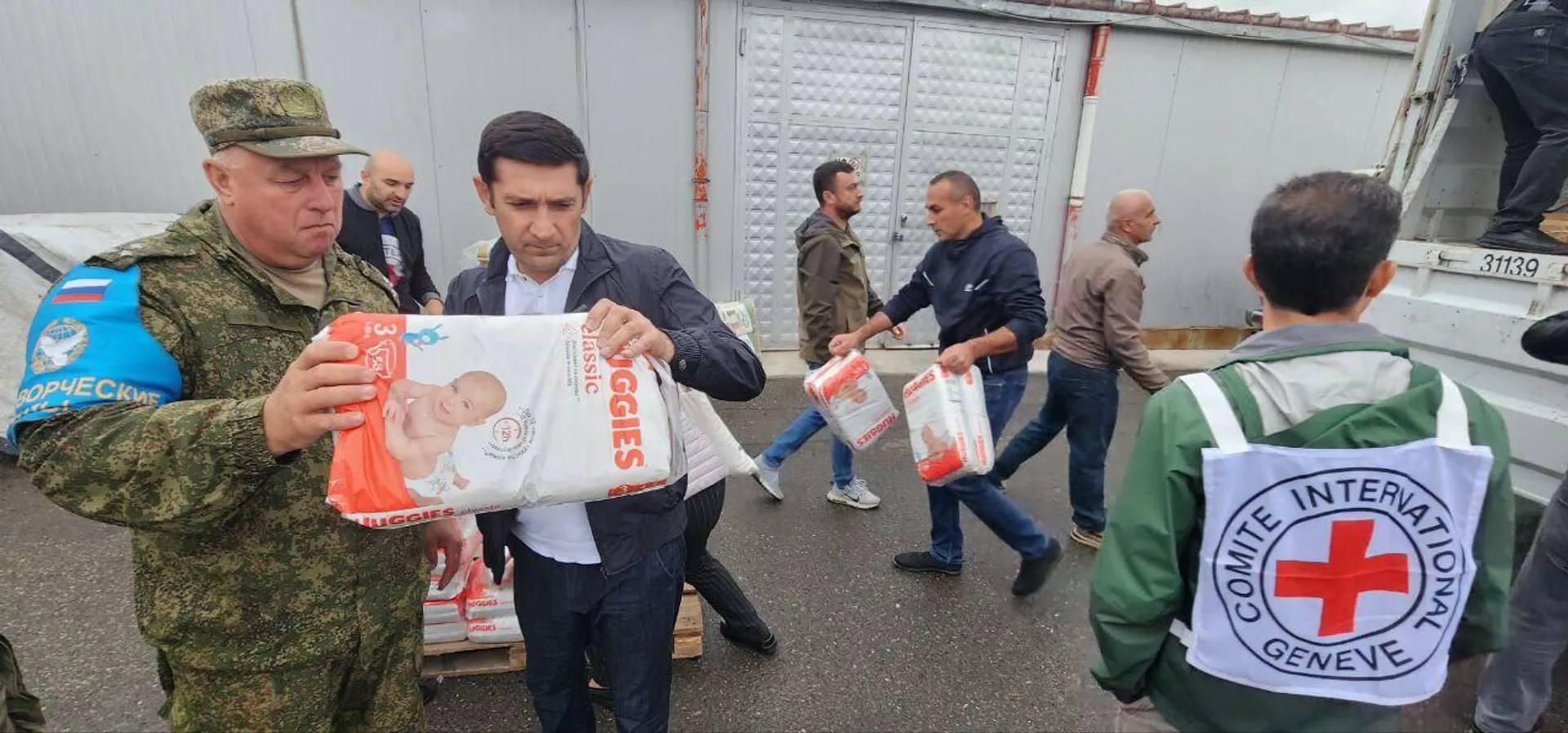 Первые машины в сопровождении РМК прошли по маршруту Агдам Степанакерт, находятся в столице Карабаха и осуществляют разгрузку на складе МККК - Sputnik Армения, 1920, 18.09.2023