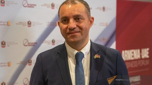 Министр экономики Ваан Керобян отвечает на вопросы журналистов во время бизнес-форума Армения-ОАЭ (18 сентября 2023). Еревaн - Sputnik Армения