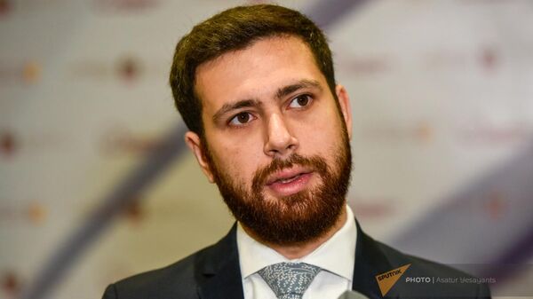 Замминистра иностранных дел Армении Ваан Костанян отвечает на вопросы журналистов во время бизнес-форума Армения-ОАЭ (18 сентября 2023). Еревaн - Sputnik Армения