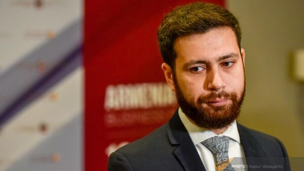 Замминистра иностранных дел Армении Ваан Костанян отвечает на вопросы журналистов во время бизнес-форума Армения-ОАЭ (18 сентября 2023). Еревaн - Sputnik Армения