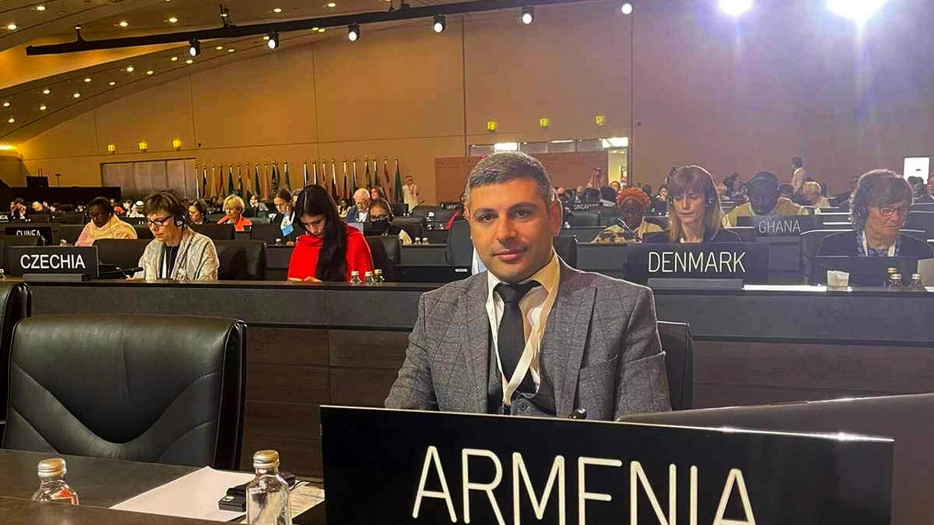 1972թ. Մշակութային և բնության համաշխարհային ժառանգության պաշտպանության մասին կոնվենցիայի համակարգող Հարություն Վանյանը Յունեսկոյում 1972թ. Մշակութային և բնության համաշխարհային ժառանգության պաշտպանության մասին կոնվենցիայի համակարգող Հարություն Վանյանը Յունեսկոյում - Sputnik Արմենիա, 1920, 18.09.2023