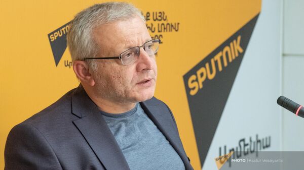 Политический аналитик, лидер партии Демократическая альтернатива Сурен Суренянц на пресс-конференции по теме Что показали выборы в Еревaне (19 сентября 2023). Еревaн - Sputnik Армения