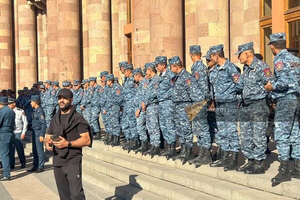 Полиция на акции протеста в связи с обострением ситуации в Нагорном Карабахе у Дома правительства (19 сентября 2023). Еревaн - Sputnik Армения
