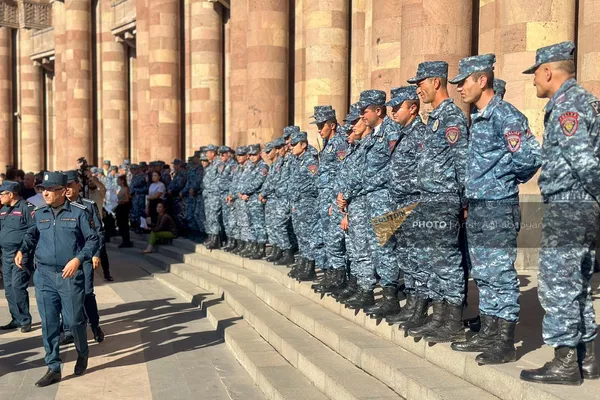 Полиция на акции протеста в связи с обострением ситуации в Нагорном Карабахе у Дома правительства (19 сентября 2023). Еревaн - Sputnik Армения