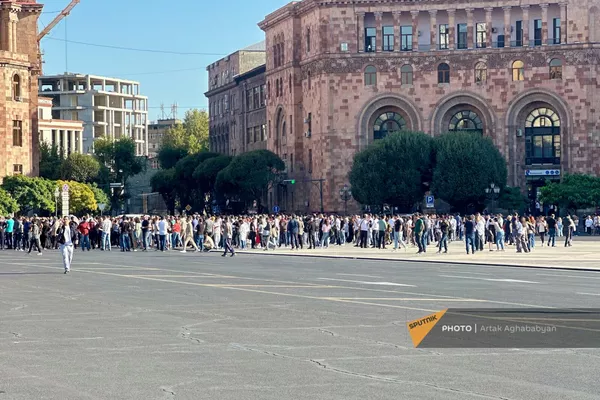 Акция протеста в связи с обострением ситуации в Нагорном Карабахе на площади Республики (19 сентября 2023). Еревaн - Sputnik Армения